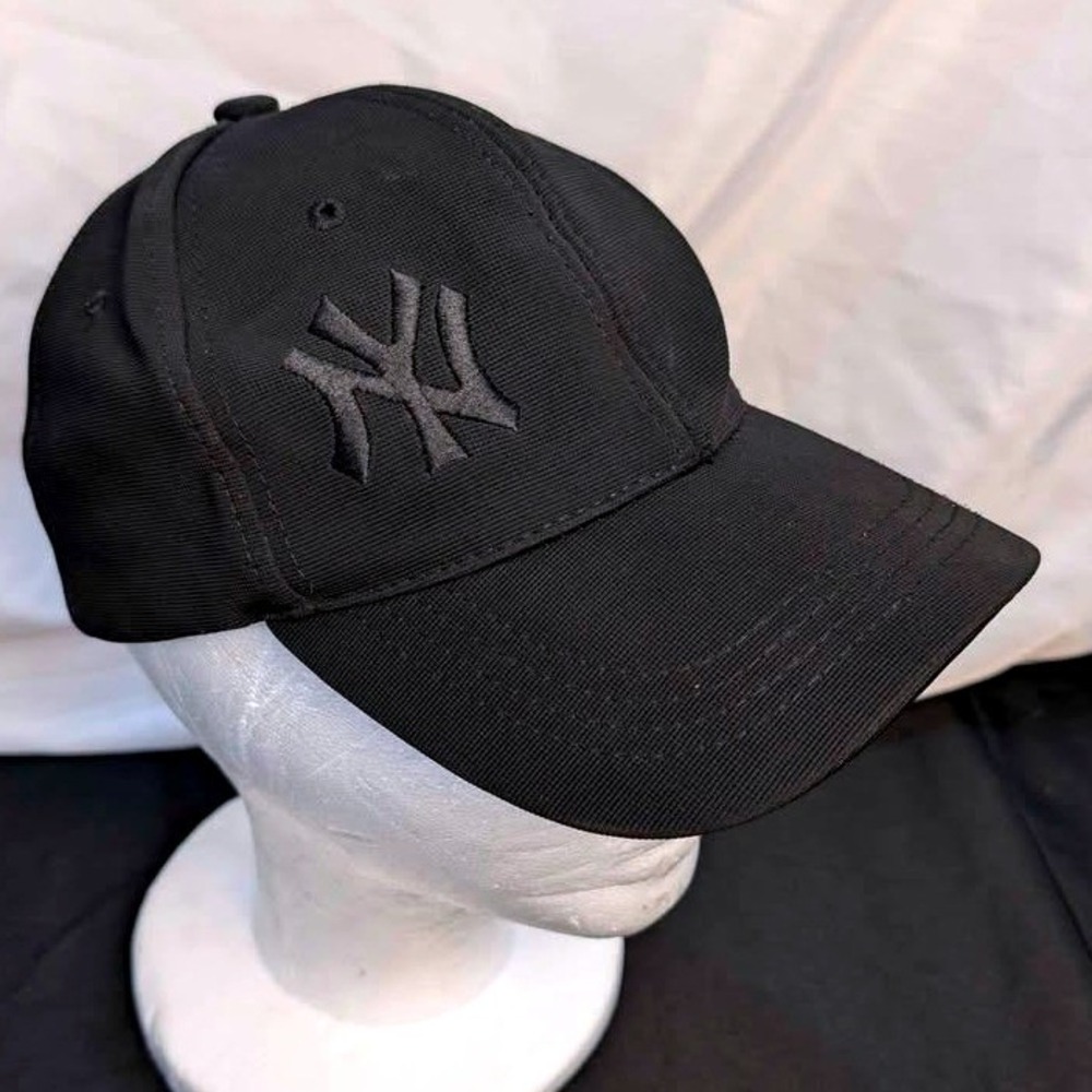 New Era New York Yankees Cap Mens OSFM Black Tonal Logo Baseball Hat - Fitted